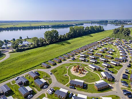 Camping CAPFUN Erkemederstrand en Zeewolde: Mobil-homes, parque infantil, vista aérea.