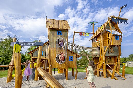 Zona de juegos temática "Pirat Island" de madera en el camping CAPFUN Erkemederstrand en Zeewolde.