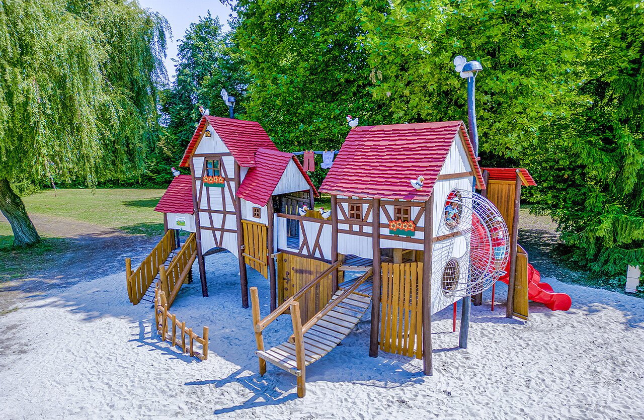 Zona de juegos tem�tica con tobog�n en el camping VAGUES OCEANES Lac d'Erstein.