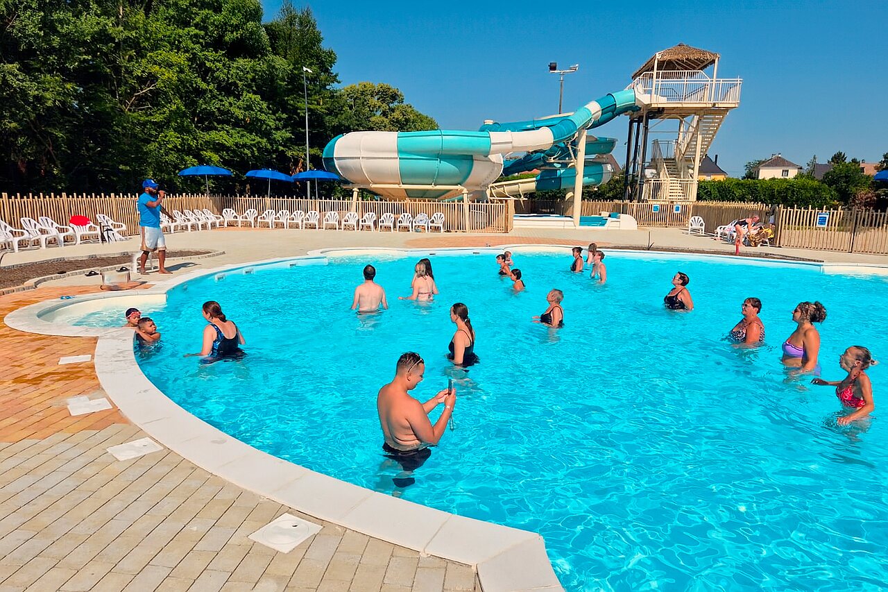 Piscina exterior, tobog�n, animaci�n acu�tica en el camping VAGUES OCEANES Lac d'Erstein (67).