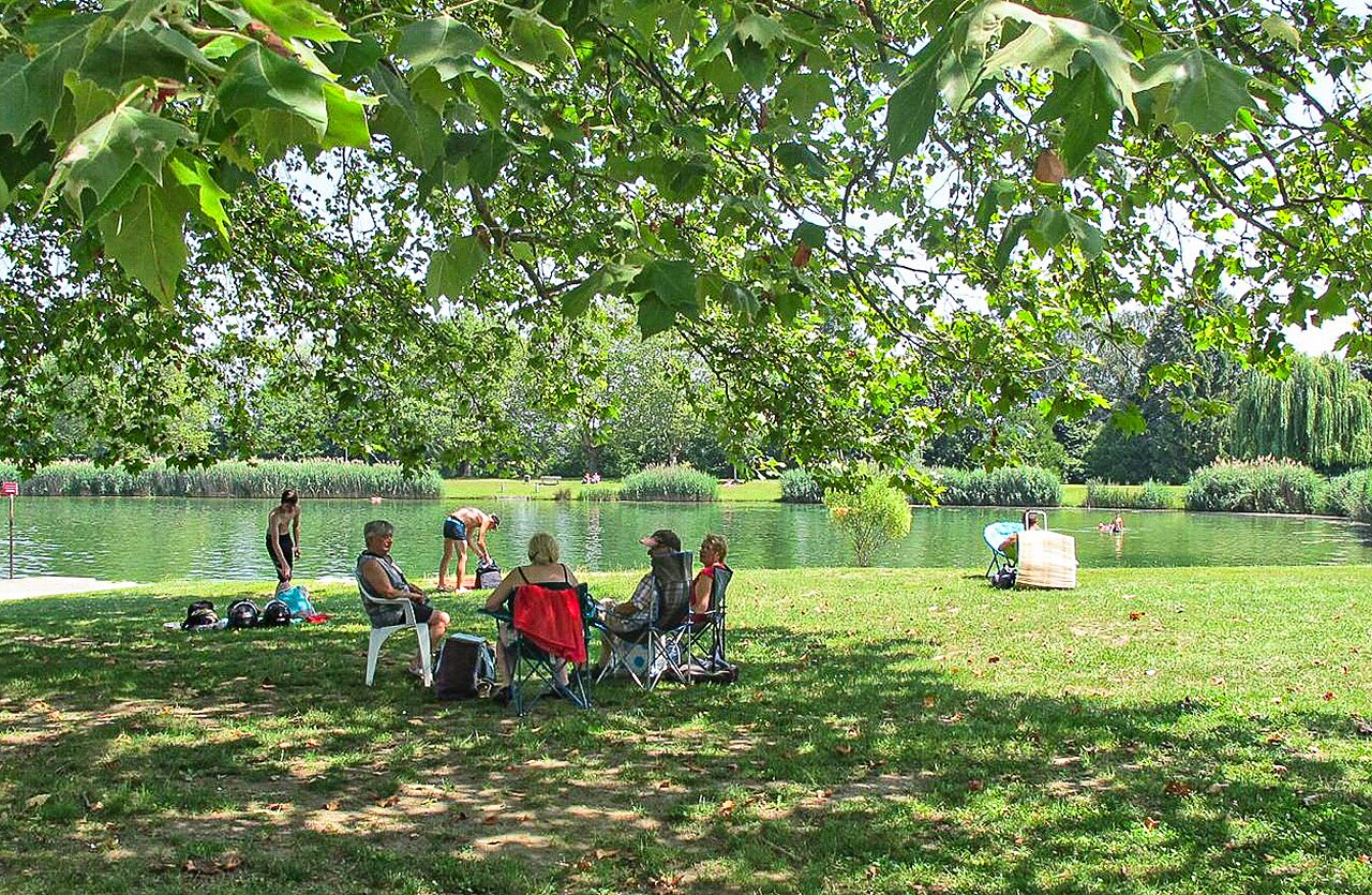 Ba�o natural y relax junto al lago, camping VAGUES OCEANES Lac d'Erstein en Erstein (67).