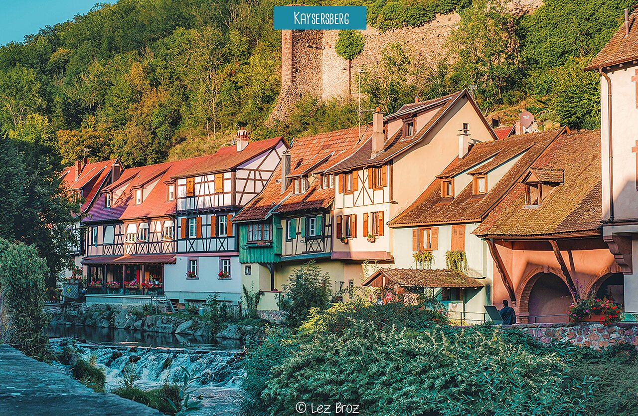 Casas de entramado de madera y r�o en Kaysersberg, pueblo de Alsacia para visitar.