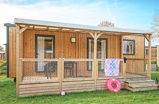 Casa móvil de madera con terraza cubierta en el camping VAGUES OCEANES Lac d'Erstein.