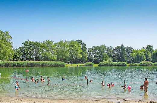 Playa natural y baño en el lago en el camping VAGUES OCEANES Lac d'Erstein en Erstein (67).