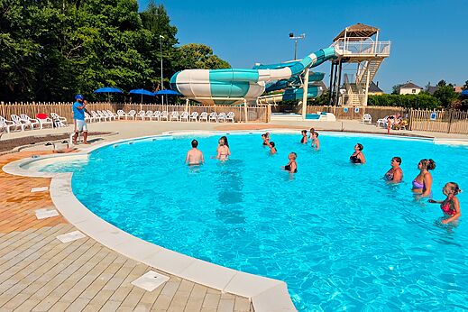 Piscina exterior, gran tobogán y animación en el camping VAGUES OCEANES Lac d'Erstein.