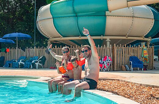 Piscina y tobogán acuático, familia en el camping VAGUES OCEANES Lac d'Erstein (67).