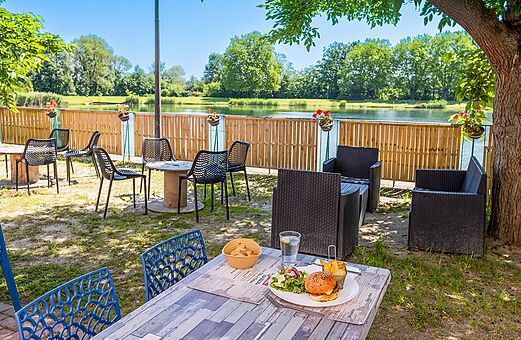 Restaurante bar exterior en el camping VAGUES OCEANES Lac d'Erstein en Erstein.