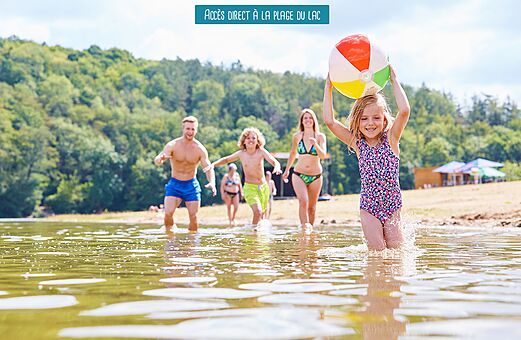 Familia divirtiéndose en la playa del lago en el camping VAGUES OCEANES Lac d'Erstein en Erstein (67).