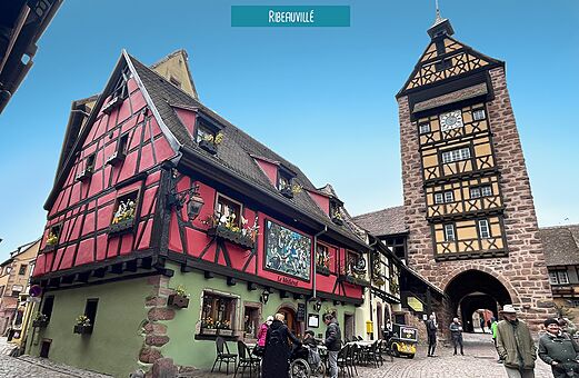 Casas de entramado de madera coloridas y torre del Reloj medieval en Ribeauvill�, Alsacia.