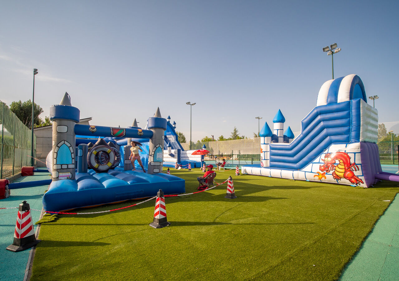 Hinchables gigantes para ni�os en c�sped artificial en el camping CAPFUN El Escorial en El Escorial, Madrid (28).