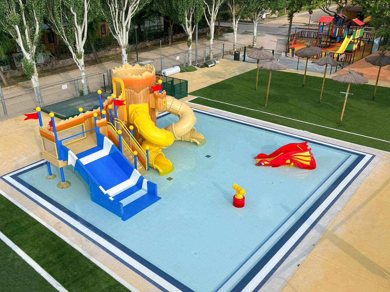 Piscina l�dica, toboganes y juegos acu�ticos en el camping CAPFUN El Escorial, Madrid.