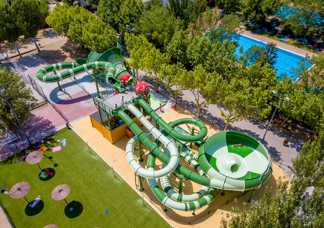 Toboganes acu�ticos gigantes, piscina exterior y zona de relax en el camping CAPFUN El Escorial, Madrid.