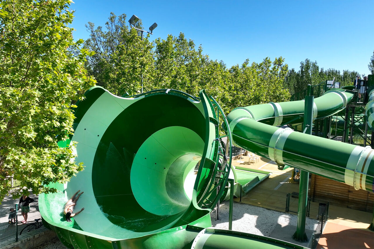 Tobog�n acu�tico gigante y piscina en CAPFUN El Escorial, El Escorial, Madrid.
