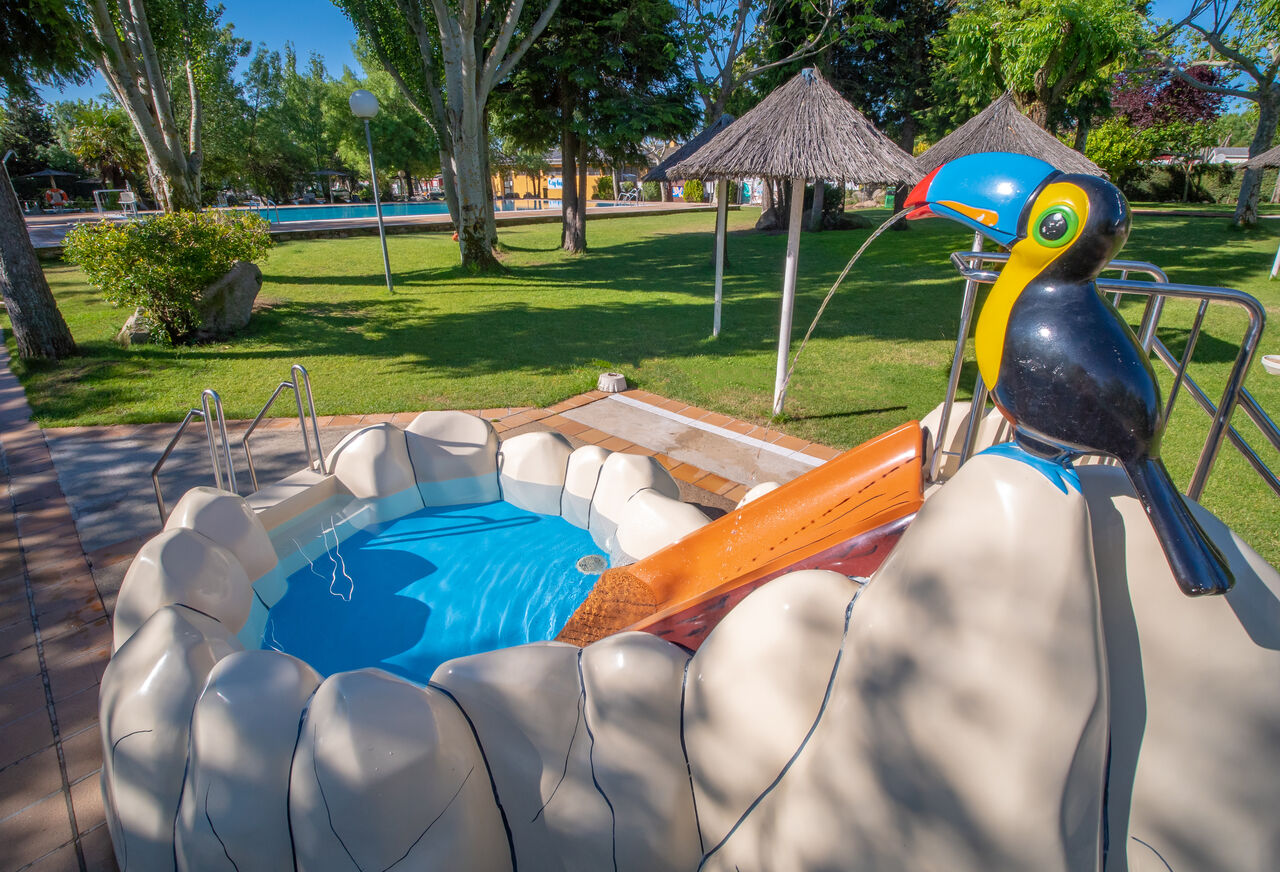 Piscina infantil con tobog�n y tuc�n rociador en camping CAPFUN El Escorial en El Escorial, Madrid.