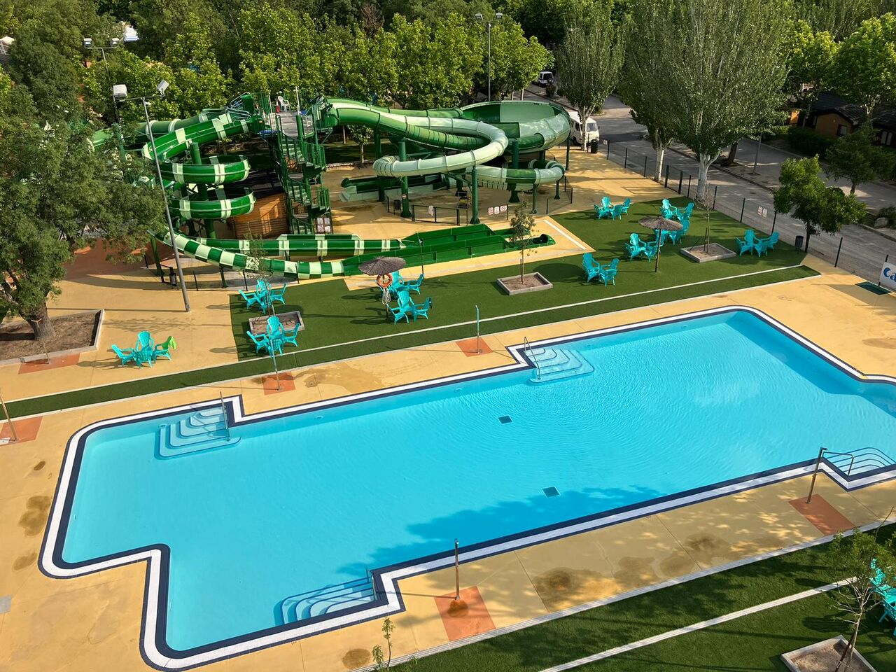 Tobog�n acu�tico gigante y piscina exterior en el camping CAPFUN El Escorial en El Escorial, Madrid.