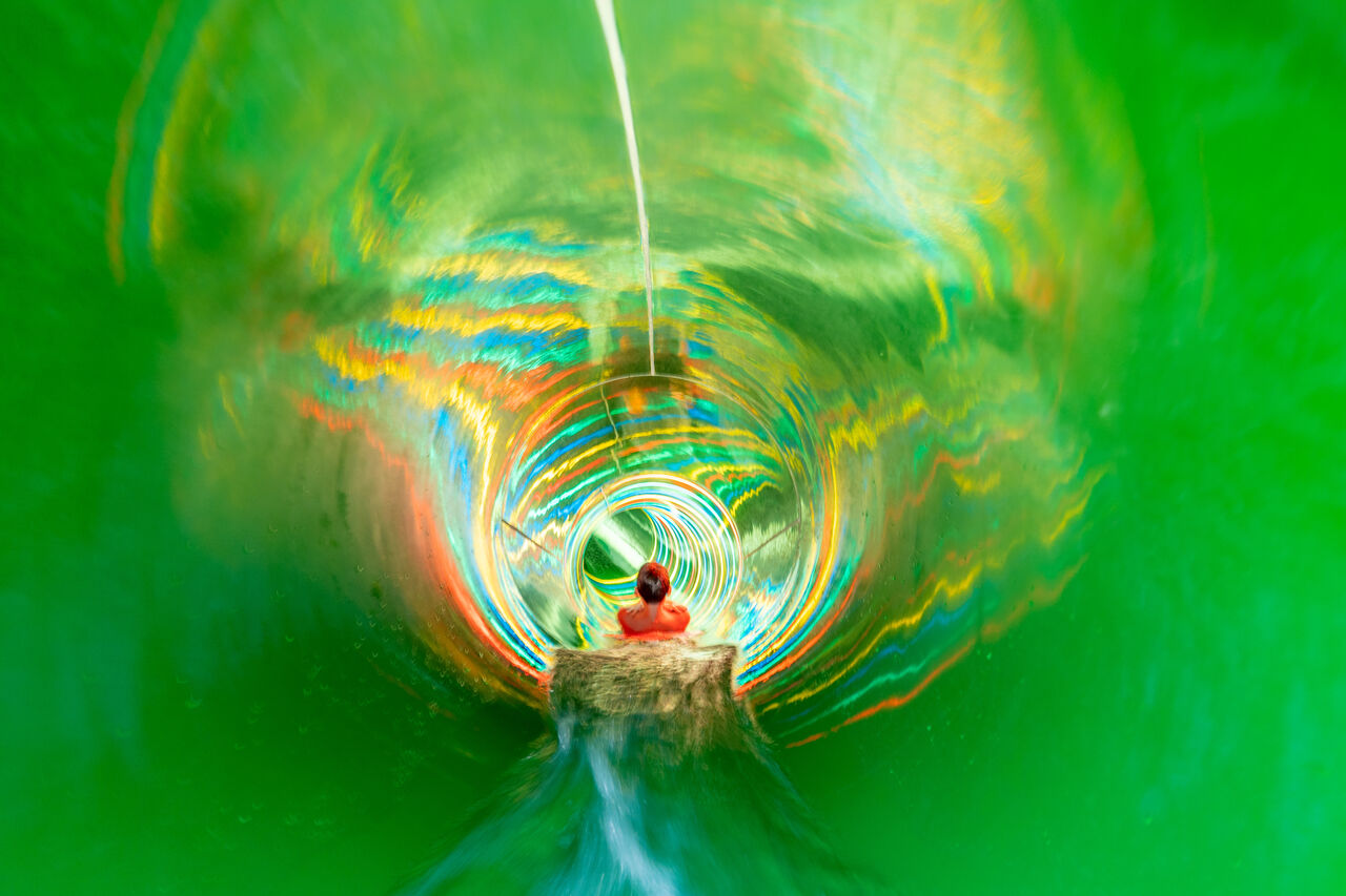 Tobog�n acu�tico colorido, persona desliz�ndose en camping CAPFUN El Escorial, Madrid.