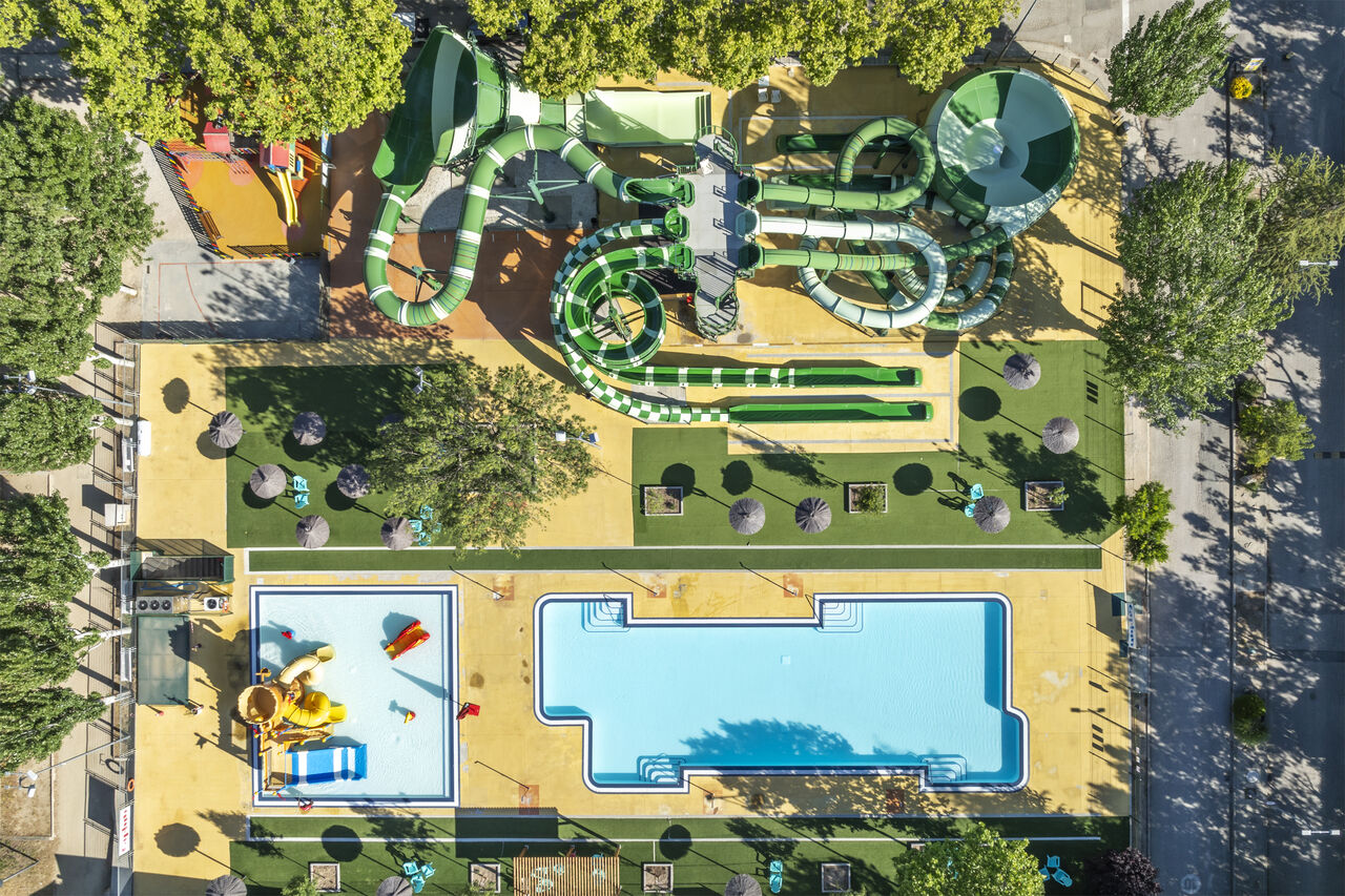 Piscinas, toboganes gigantes en el camping CAPFUN El Escorial en El Escorial, Madrid (28).