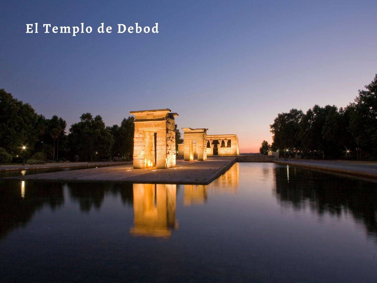 Templo de Debod iluminado al anochecer, un lugar para visitar en Madrid.