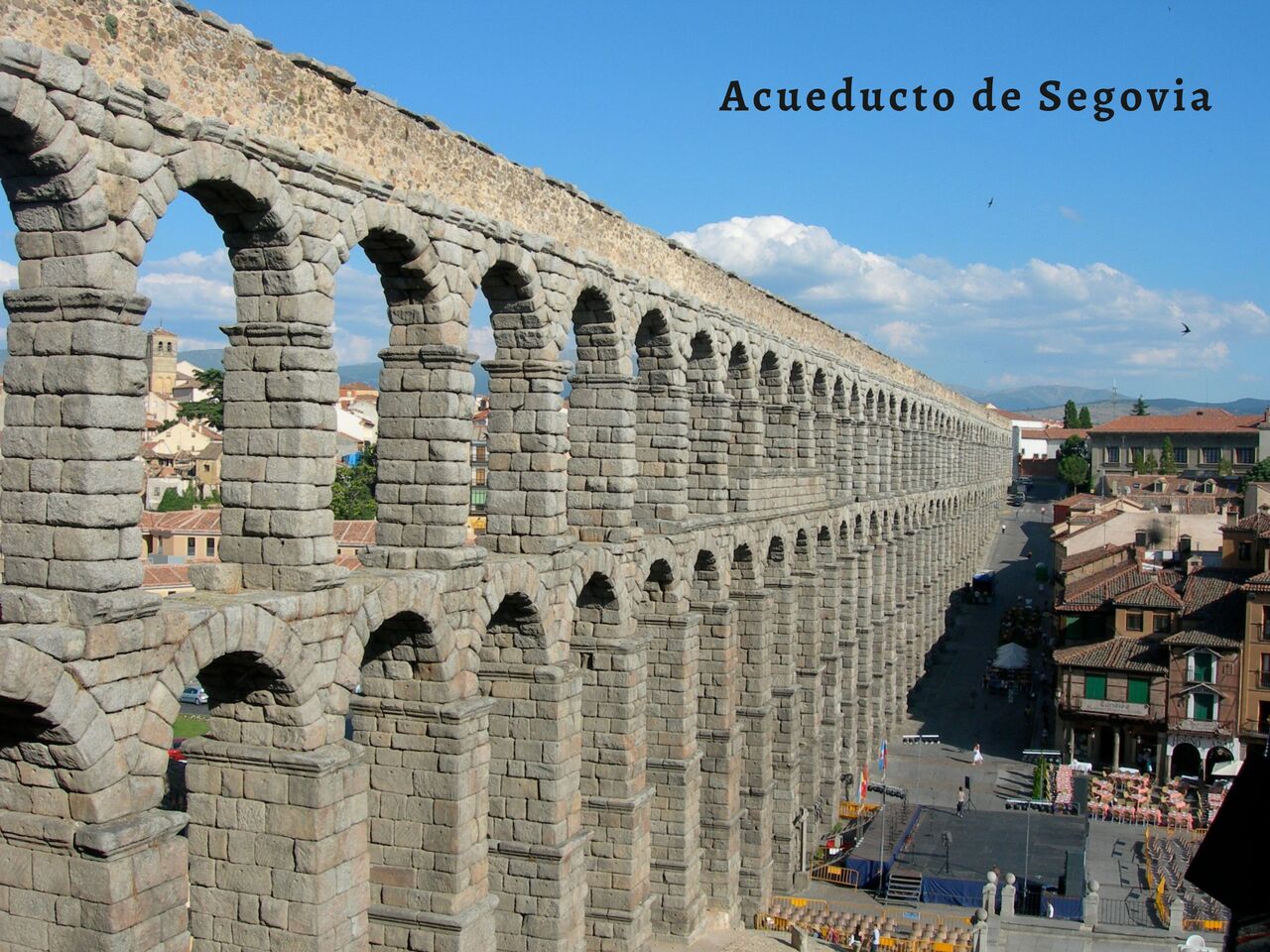 Majestuoso Acueducto de Segovia, monumento romano hist�rico para visitar cerca del camping.
