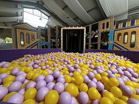 Piscina de bolas y juegos interiores para ni�os en el camping CAPFUN El Escorial.