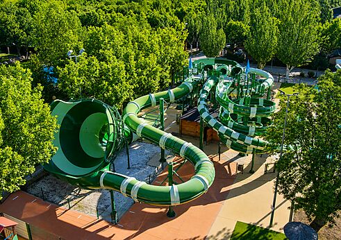 Toboganes acu�ticos gigantes y entrelazados vistos desde el cielo en el camping CAPFUN El Escorial en El Escorial, Madrid.
