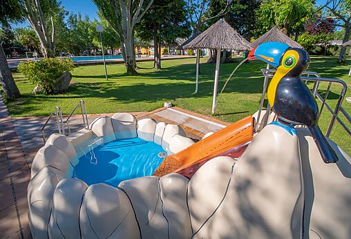 Piscina infantil con tobog�n y tuc�n en el camping CAPFUN El Escorial, Madrid.