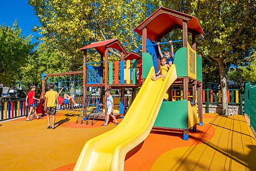 Parque infantil colorido con tobog�n y ni�os en el camping CAPFUN El Escorial en El Escorial, Madrid (28).