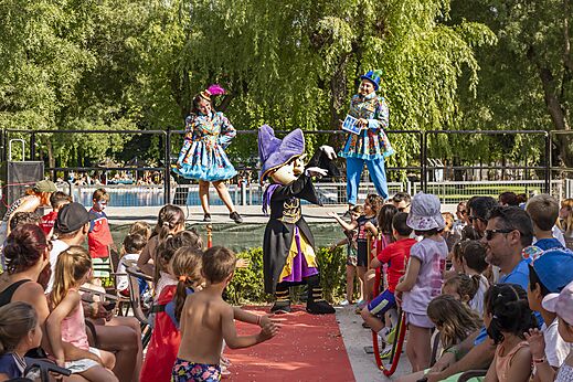 Espect�culo de animaci�n con mascotas y ni�os en el camping CAPFUN El Escorial, Madrid.