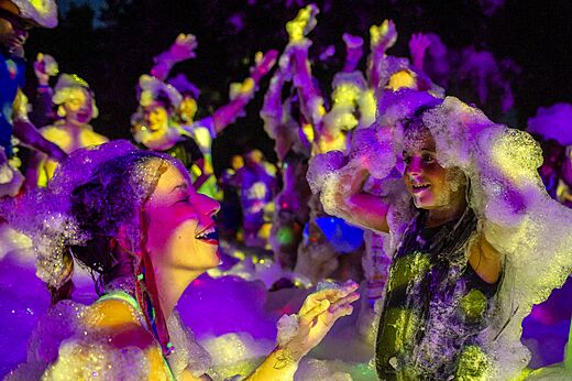 Fiesta de la espuma animada con ni�os y adultos en el camping CAPFUN El Escorial en El Escorial, Madrid.