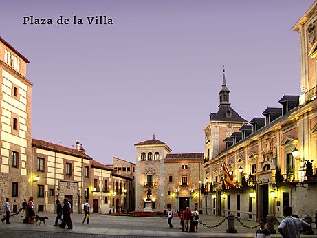 Plaza de la Villa hist�rica, edificios iluminados, Madrid, un lugar para visitar.
