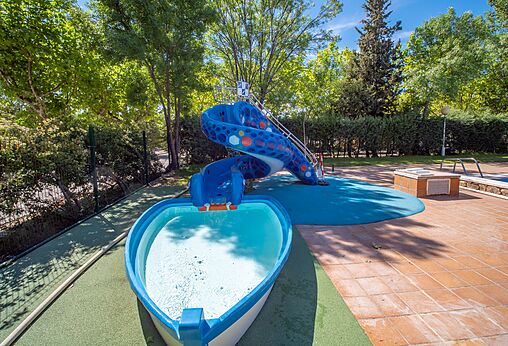 Tobog�n acu�tico colorido y piscina infantil en el camping CAPFUN El Escorial, Madrid.