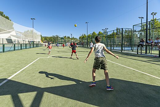 Campo multideporte con ni�os jugando al f�tbol en el camping CAPFUN El Escorial en El Escorial, Madrid.