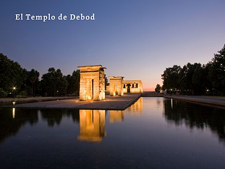 Templo de Debod iluminado al anochecer, monumento egipcio para visitar en Madrid.