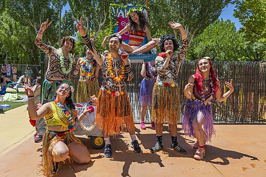 Equipo de animaci�n con trajes hawaianos en el camping CAPFUN El Escorial, Madrid.