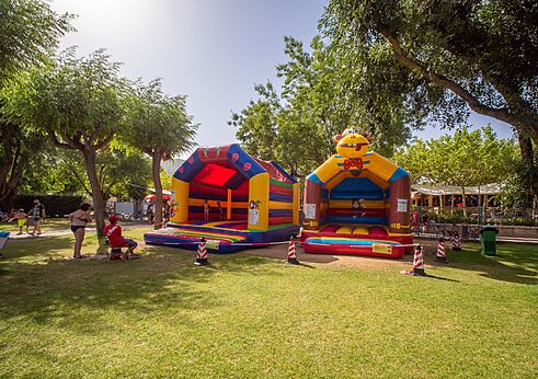 Dos castillos hinchables coloridos para ni�os en el camping CAPFUN El Escorial en El Escorial, Madrid.