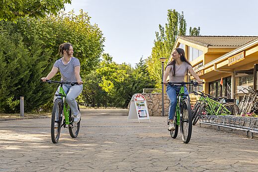Dos mujeres en bicicleta, alquiler de bicicletas en CAPFUN El Escorial, Madrid.
