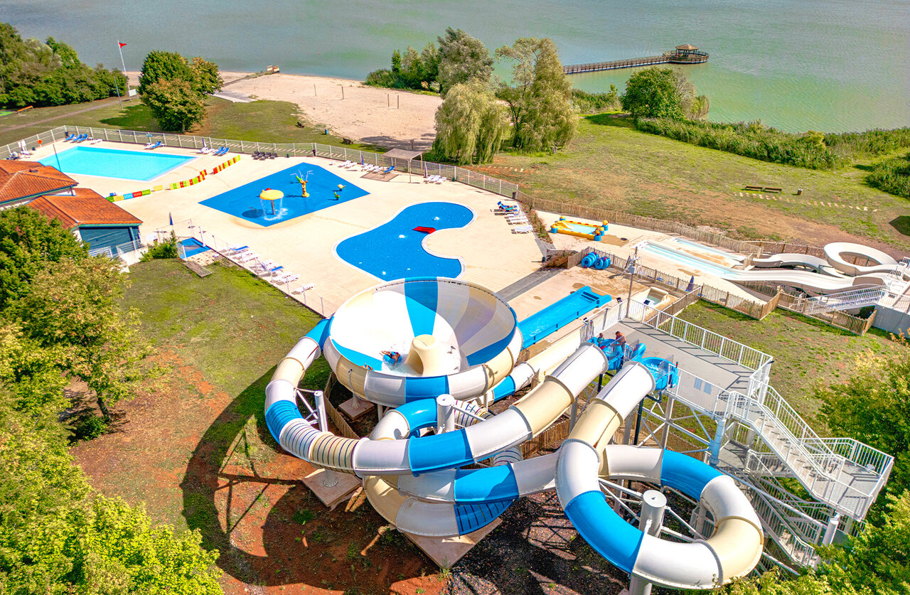 Toboganes y piscinas en el camping CLICOCHIC Etang de la Mutche en HARPRICH (57).