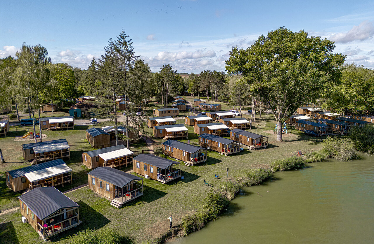 Modernos mobil-homes, estanque, vista a�rea camping CLICOCHIC Etang de la Mutche, HARPRICH.