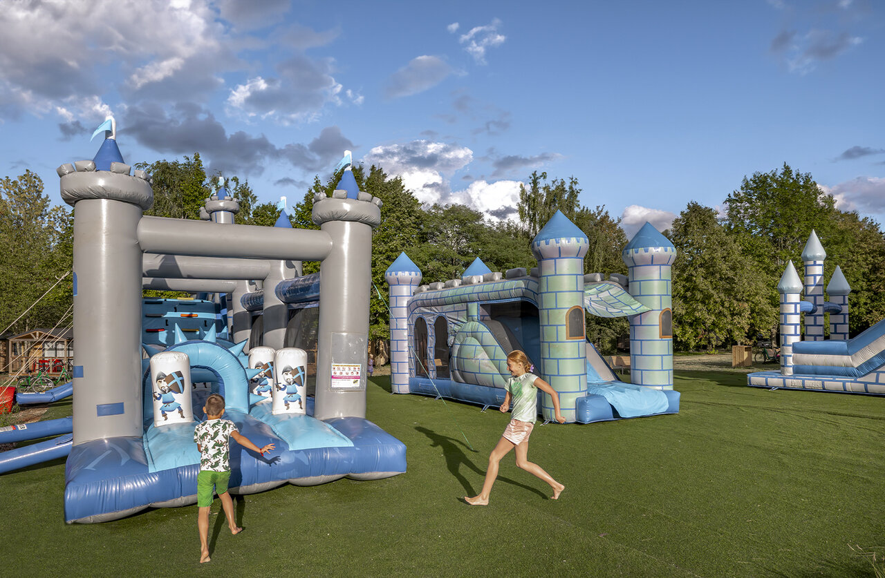 Juegos hinchables en el camping CLICOCHIC Etang de la Mutche en HARPRICH (57).