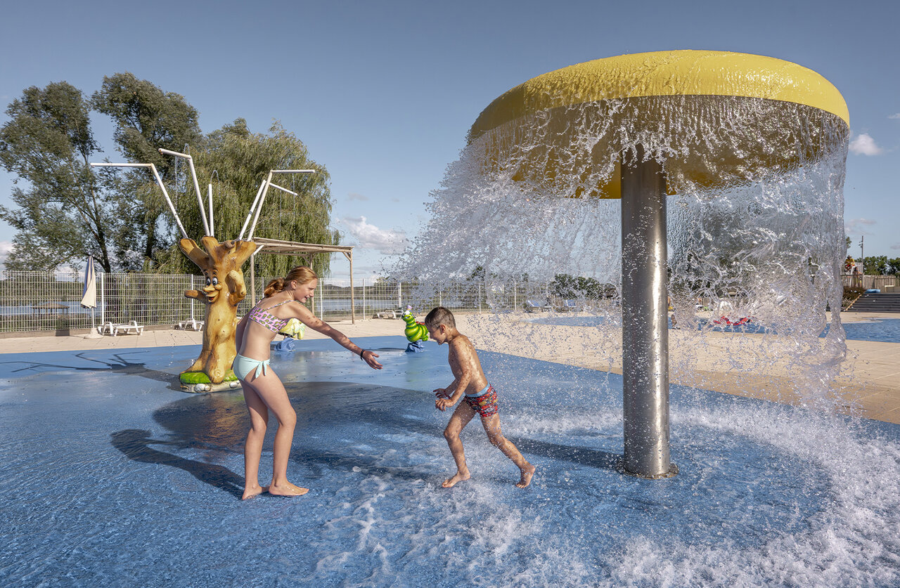 Zona de juegos acu�ticos con ni�os en el camping CLICOCHIC Etang de la Mutche.