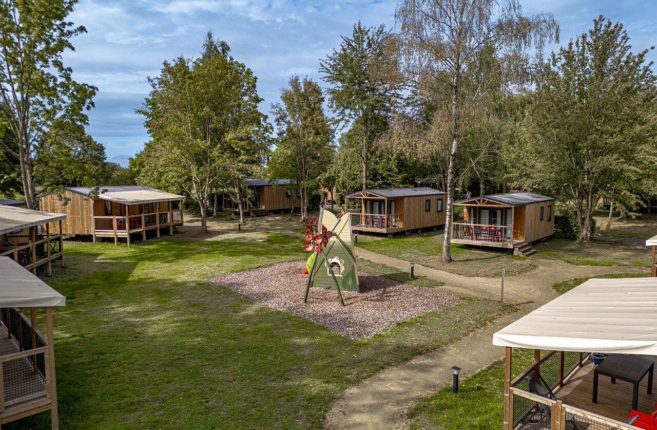 Caba�as de madera, juegos infantiles en camping CLICOCHIC en HARPRICH.
