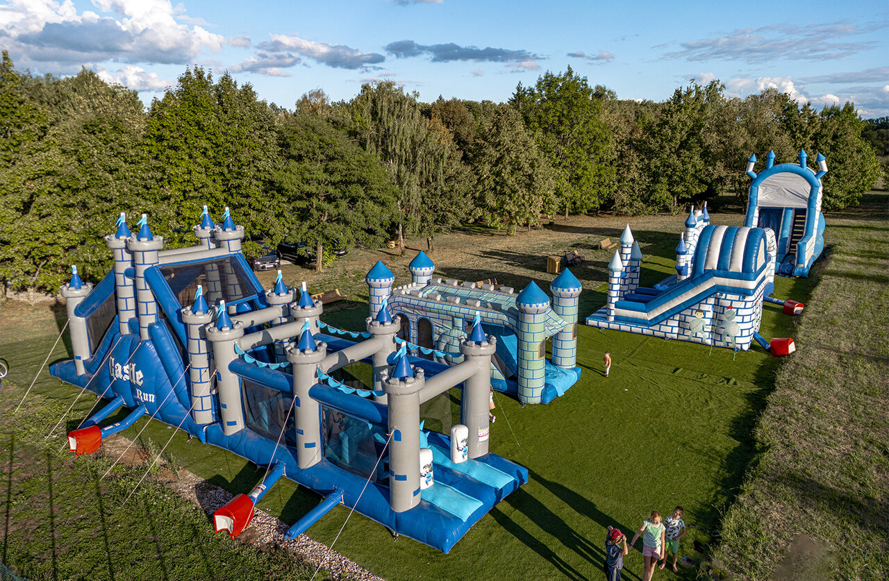 Juegos hinchables y toboganes para ni�os en CLICOCHIC Etang de la Mutche.