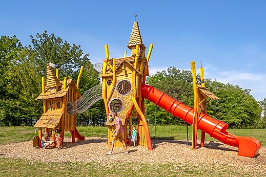 Parque infantil en camping CLICOCHIC Etang de la Mutche en HARPRICH (57).