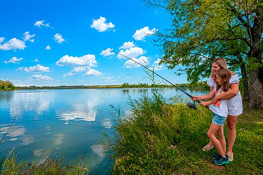 Pesca en el estanque en el camping CLICOCHIC Etang de la Mutche en HARPRICH (57).