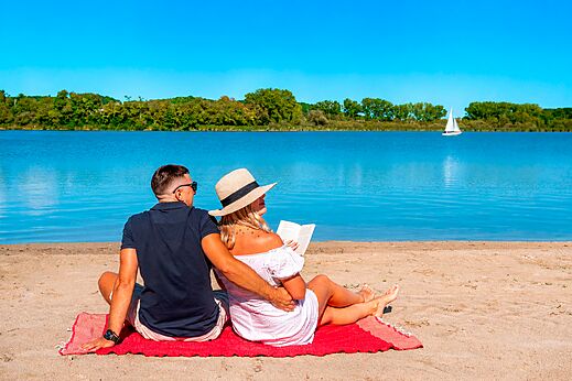 Playa de arena, lago, pareja en CLICOCHIC Etang de la Mutche, HARPRICH.