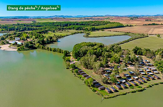 Vista aérea Mobil-homes y estanque de pesca en el camping CLICOCHIC Etang de la Mutche