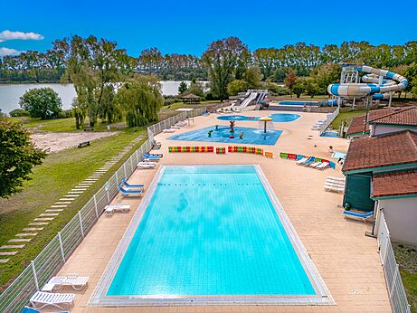 Grandes piscinas y toboganes acuáticos en el camping CLICOCHIC Etang de la Mutche.