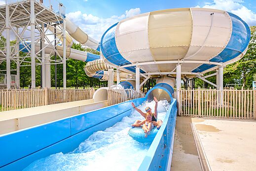 Tobogán acuático gigante y piscina exterior en camping CLICOCHIC Etang de la Mutche HARPRICH (57).