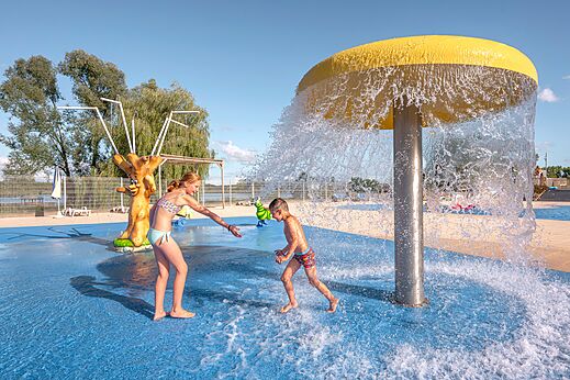 Zona de juegos acuáticos para niños en el camping CLICOCHIC Etang de la Mutche en HARPRICH (57).