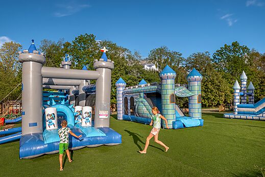 Parque de juegos hinchables para niños en el camping CLICOCHIC Etang de la Mutche en HARPRICH (57).